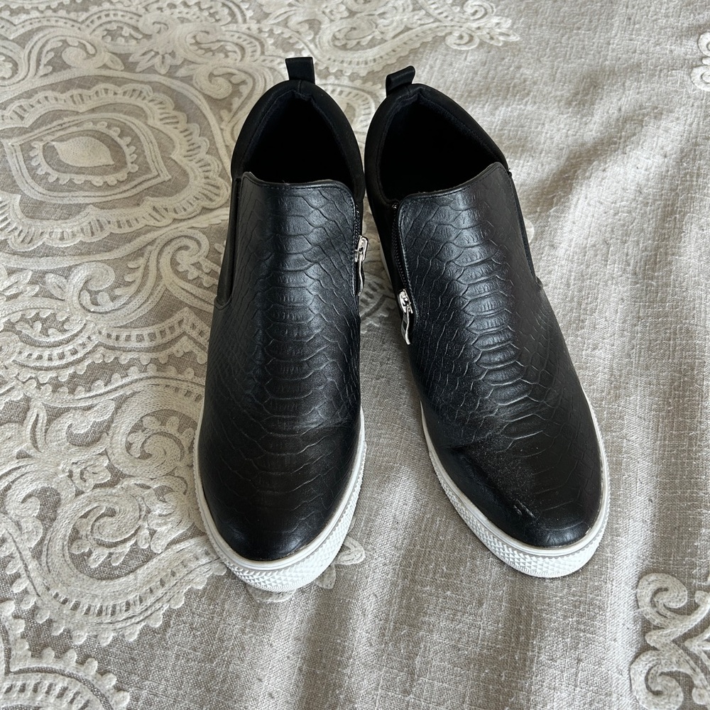 Jollimall black low cut ankle boot sneakers. Size 10